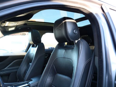 Used 2019 Jaguar F-PACE S image 23