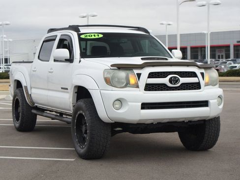 Used 2011 Toyota Tacoma PreRunner image 2