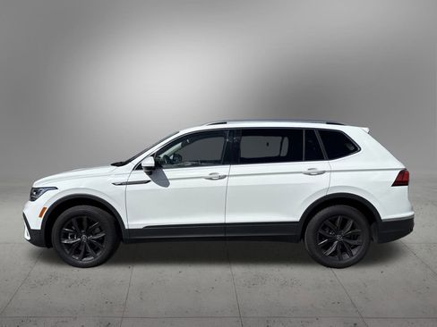 Used 2024 Volkswagen Tiguan SE image 2
