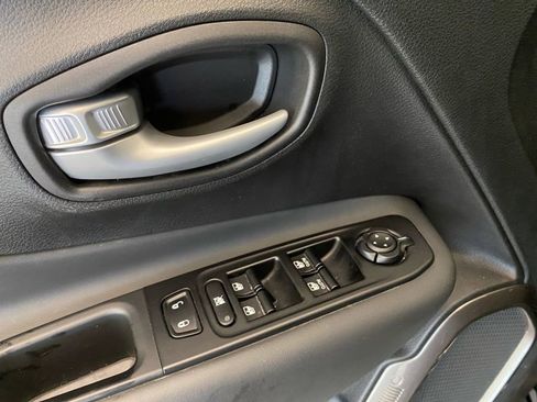 Used 2023 Jeep Renegade Latitude w/ Premium Group image 12