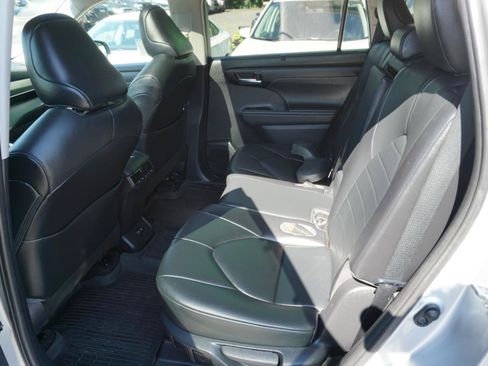 Used 2021 Toyota Highlander XLE AWD/4WD image 13