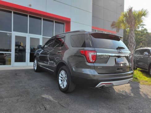 Used 2017 Ford Explorer XLT FWD image 6