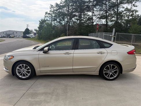 Used 2017 Ford Fusion SE w/ Equipment Group 601A FWD image 2