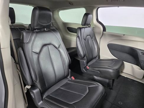 Used 2023 Chrysler Pacifica Touring-L FWD image 16