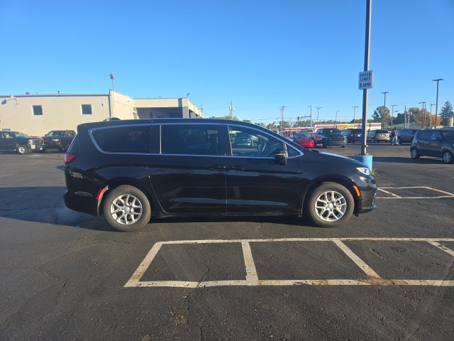 Used 2026 Chrysler Pacifica Select FWD image 4