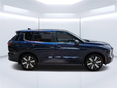 New 2025 Mitsubishi Outlander SE image 2