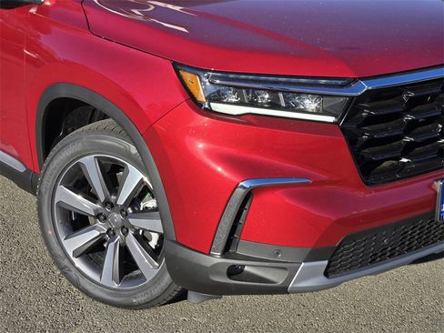 New 2025 Honda Pilot Touring image 9