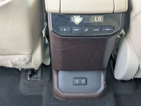 Used 2020 Toyota Highlander XLE AWD/4WD image 14
