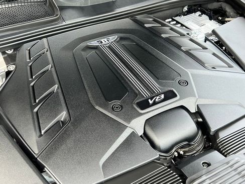Used 2025 Bentley Bentayga image 42