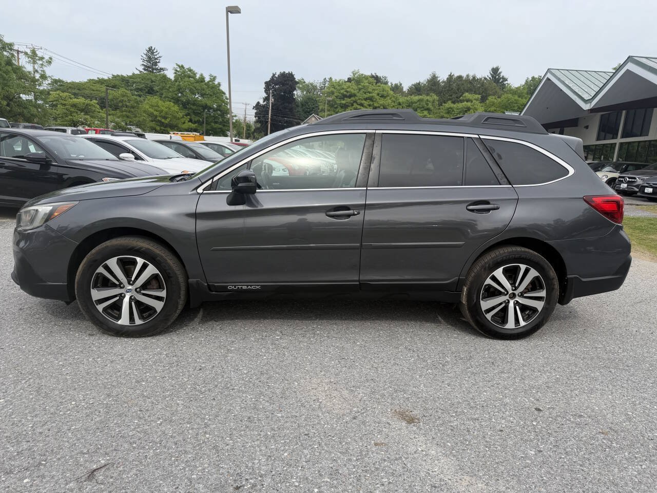 Used 2018 Subaru Outback 2.5i Limited AWD/4WD image 2