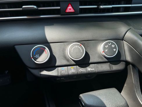 Used 2023 Hyundai Elantra SE FWD image 25