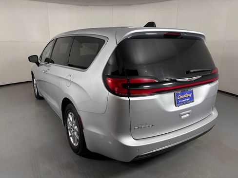 Used 2024 Chrysler Pacifica Touring-L FWD image 6