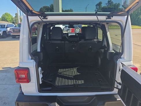 Used 2024 Jeep Wrangler Unlimited Sahara w/ Technology Group AWD/4WD image 21