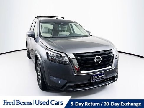 Used 2022 Nissan Pathfinder SV image 1