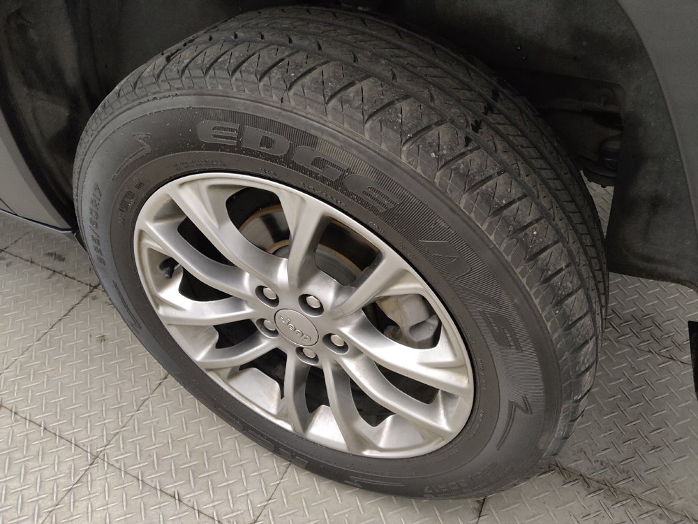Used 2019 Jeep Cherokee Latitude Plus w/ Cold Weather Group FWD image 31