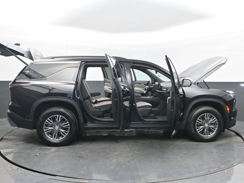 Used 2025 Chevrolet Traverse LT image 48