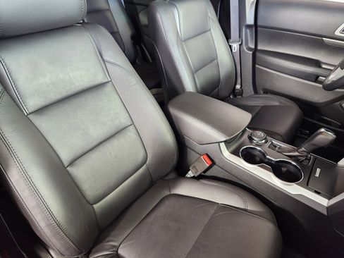 Used 2015 Ford Explorer XLT w/ Equipment Group 202A image 10