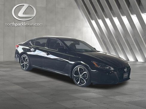 Used 2024 Nissan Altima 2.5 SR w/ SR Premium Package FWD image 6