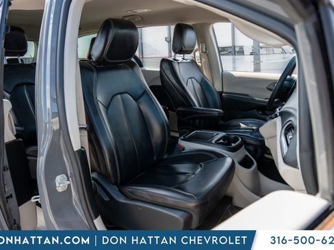 Used 2023 Chrysler Pacifica Touring-L image 28