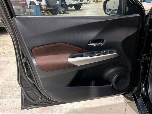 Used 2020 Nissan Kicks SR image 21