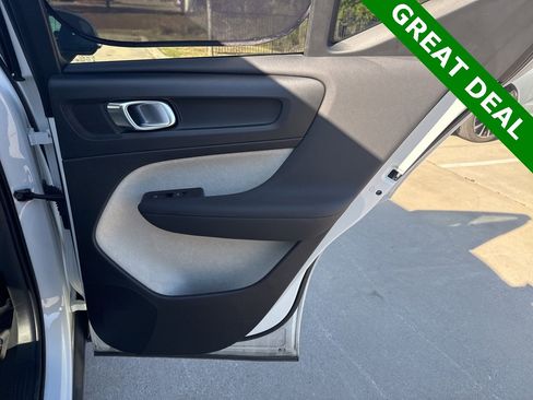 Used 2022 Volvo XC40 T5 Momentum image 14