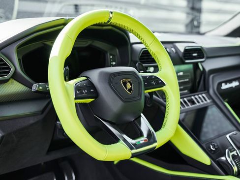 Used 2022 Lamborghini Urus AWD/4WD image 38