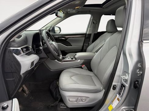 Used 2023 Toyota Highlander Limited AWD/4WD image 11