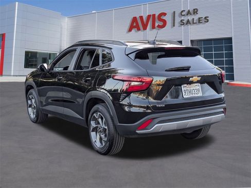 Used 2025 Chevrolet Trax LT w/ LT Convenience Package image 9