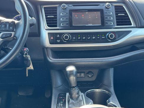 Used 2018 Toyota Highlander LE FWD image 15