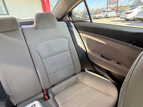 Used 2017 Hyundai Elantra SE FWD image 13