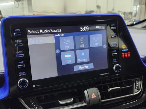 Used 2022 Toyota C-HR XLE image 4