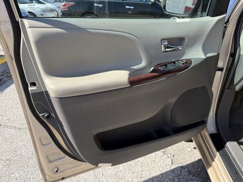 Used 2013 Toyota Sienna XLE FWD image 20