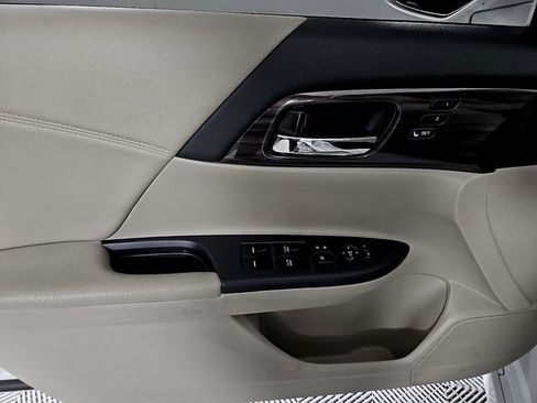 Used 2017 Honda Accord Touring image 12