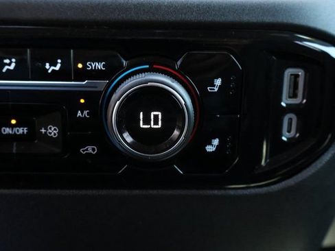 Used 2024 Chevrolet Silverado 2500 LTZ AWD/4WD image 36