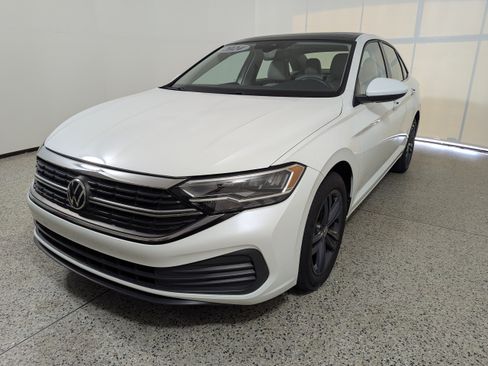 Used 2024 Volkswagen Jetta SE w/ Panoramic Sunroof Package FWD image 3