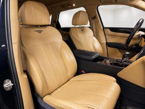 Used 2017 Bentley Bentayga AWD/4WD image 25