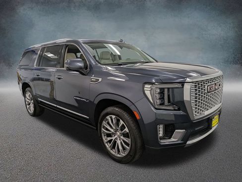 Used 2021 GMC Yukon XL Denali w/ Denali Premium Package AWD/4WD image 3