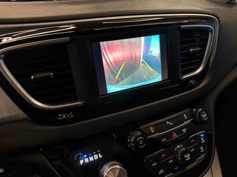 Used 2020 Chrysler Pacifica Touring-L w/ S Appearance Package image 12