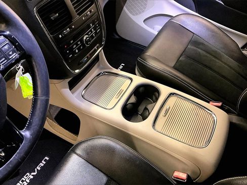 Used 2016 Dodge Grand Caravan SXT image 18