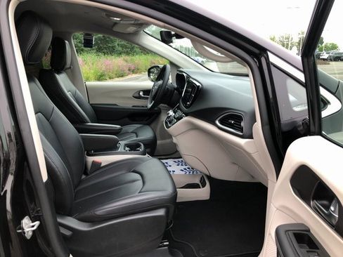 Used 2024 Chrysler Pacifica Touring-L image 28