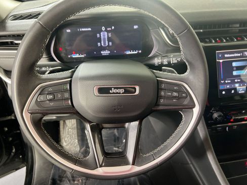 Used 2023 Jeep Grand Cherokee Laredo image 10