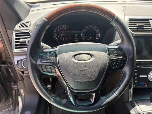 Used 2017 Ford Explorer Platinum AWD/4WD image 12
