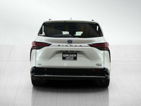 Used 2024 Toyota Sienna Limited image 4