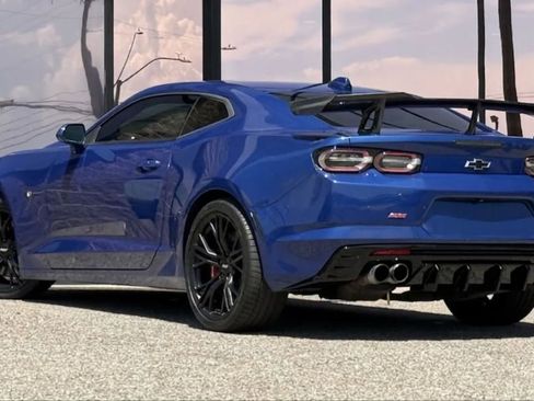 Used 2021 Chevrolet Camaro SS RWD image 7