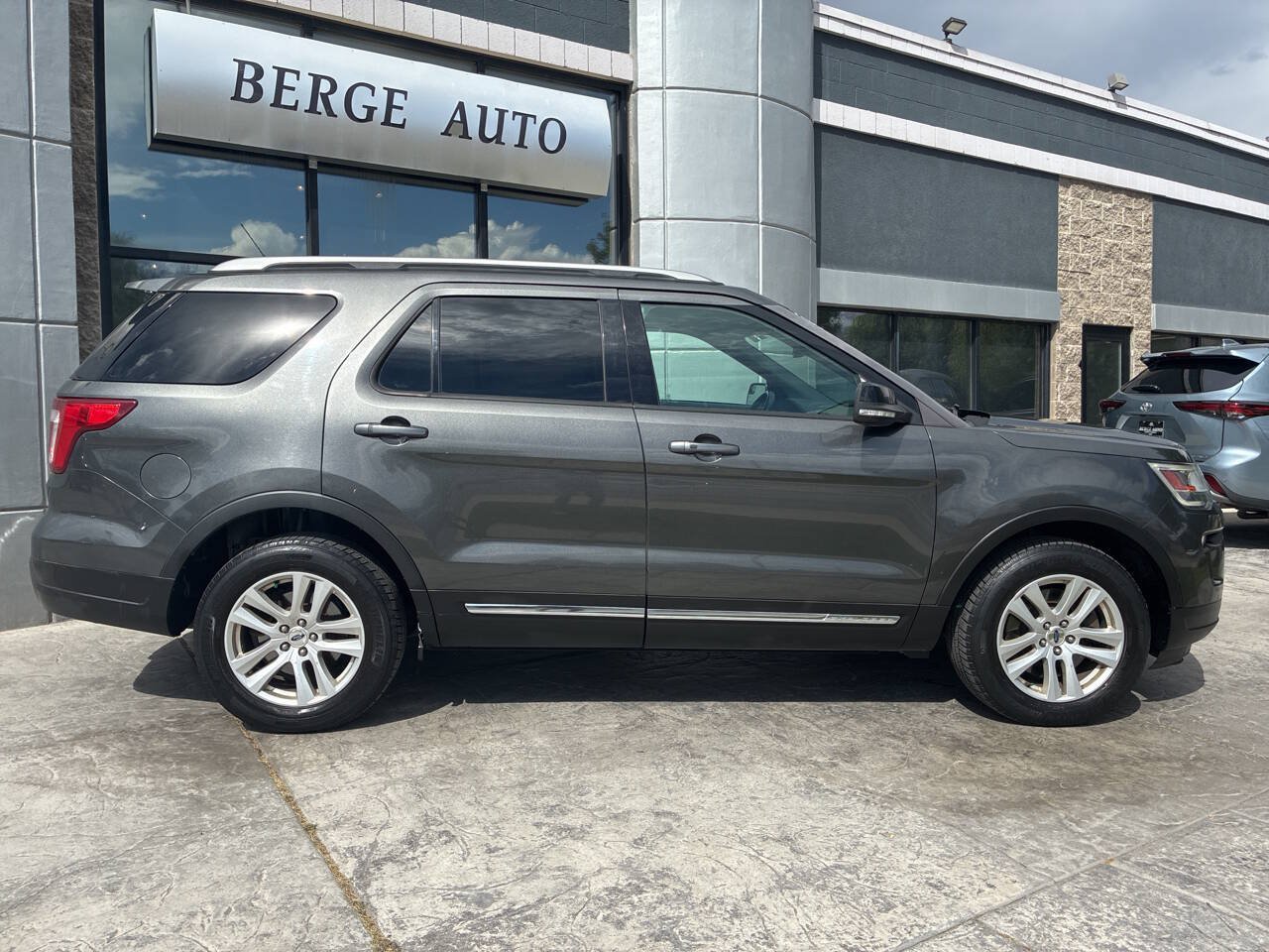 Used 2018 Ford Explorer XLT w/ Equipment Group 201A AWD/4WD image 6