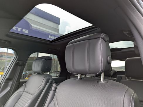 Used 2025 Land Rover Discovery Dynamic SE AWD/4WD image 28
