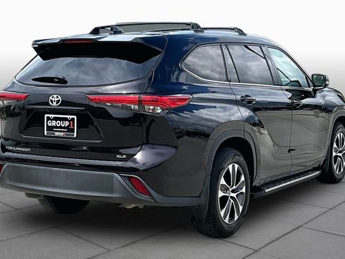 Used 2022 Toyota Highlander XLE FWD image 11