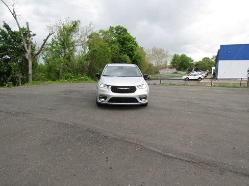 Used 2024 Chrysler Pacifica Touring-L FWD image 10