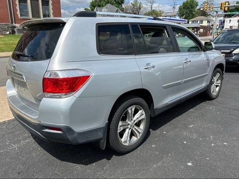 Used 2011 Toyota Highlander Limited w/ Tow Pkg AWD/4WD image 3