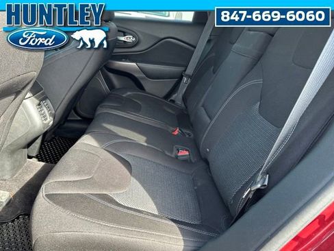 Used 2019 Jeep Cherokee Latitude w/ Cold Weather Group AWD/4WD image 9